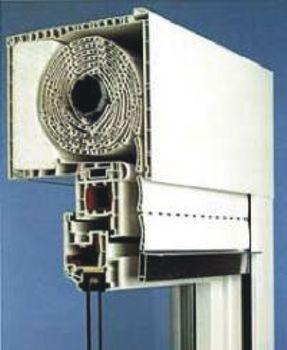 Przekrój poprzeczny rolety zewnętrznej w białej obudowie, ukazujący mechanizm zwijania i prowadnice.